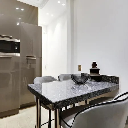 Pick A Flat's In Triangle D'or - Pierre 1er De Serbie